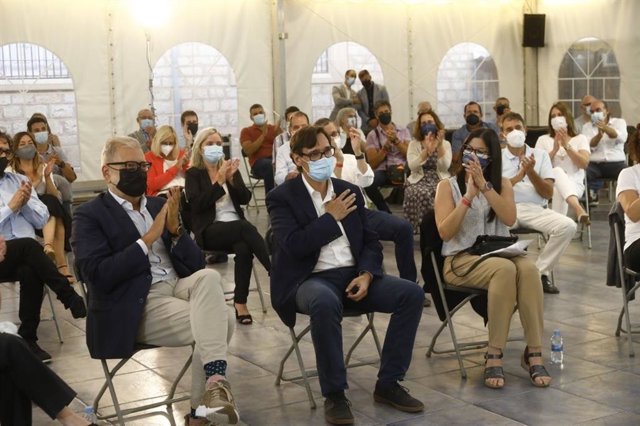 El líder del PSC en el Parlament, Salvador Illa, con otros cargos del partido en un acto