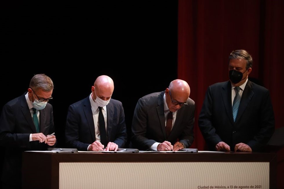 Firma del memorando de entendimiento entre el Gobierno de Venezuela y la oposición en el inicio de conversaciones
