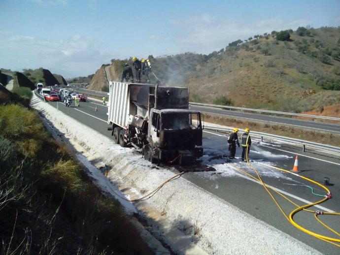 Archivo - Imagen de archvo de un camión incendiado en Almería