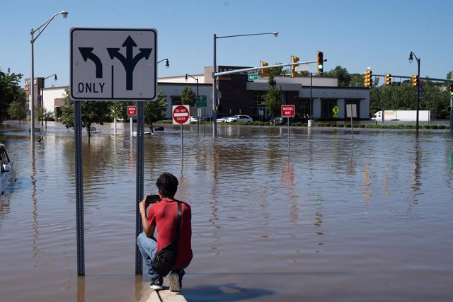 02 September 2021, US, Lodi: An intersection is flooded by water following torrential rains from the remannts of Hurricane Ida in Lodi. Photo: Michael Candelori/ZUMA Press Wire/dpa