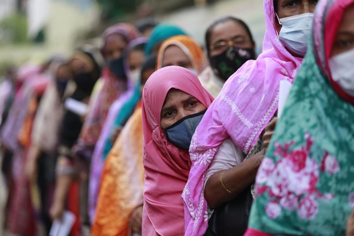10 August 2021, Bangladesh, Dhaka: Women queue to receive a dose of the Moderna vaccine against the coronavirus (Covid-19). Photo: Suvra Kanti Das/ZUMA Press Wire/dpa
