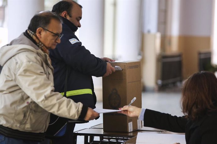 Archivo - Votantes en las elecciones primarias de Argentina de 2019