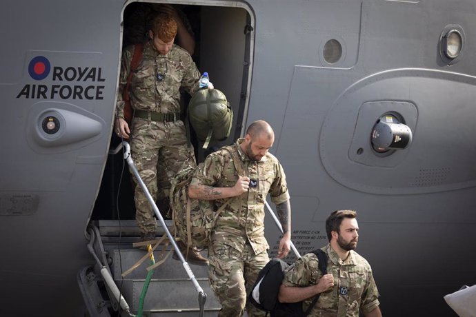 Soldados británicos salen de un avión de evacuación llegado desde Afganistán