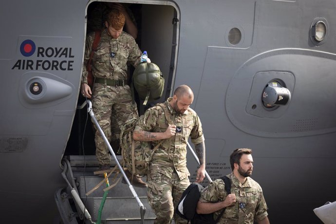 29 August 2021, United Kingdom, Carterton: UK military personnel depart a flight arriving from Afghanistan at RAF Brize Norton. The final UK troops and diplomatic staff were airlifted from Kabul on Saturday, drawing to a close Britain's 20-year engageme