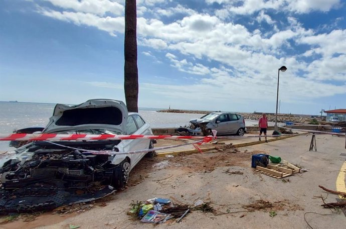 Vehículos destrozados tras el paso de un temporal de lluvia en Alcanar, Tarragona, Catalunya, (España)