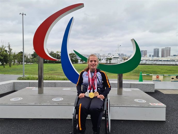 La nadadora española Marta Fernández posa con sus tres medallas en la Villa Paralímpica de Tokio