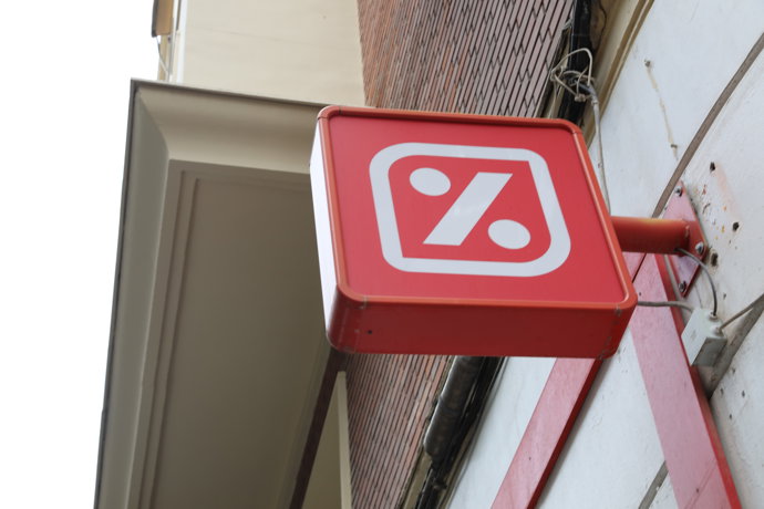 Anuncio en la calle de la presencia de un supermercado DIA. 