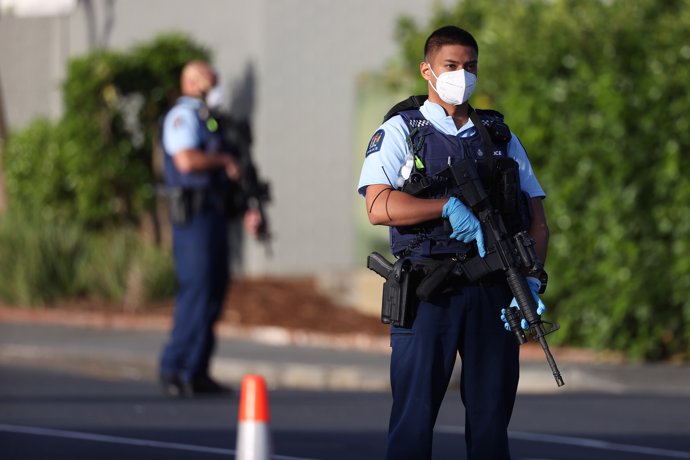 Inmediaciones del supermercado de Auckland en Nueva Zelanda donde varias personas han sido apuñaladas por un hombre que las autoridades han identificado como un "terrorista"