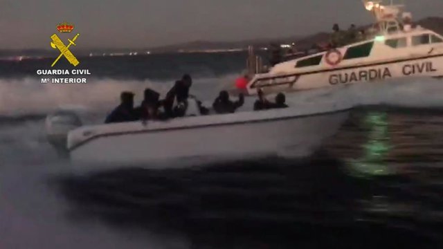 Intervención de la Guardia Civil para interceptar una patera en Almería de la que fue detenido su patrón