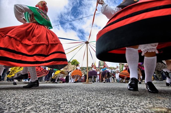 Archivo - Imagen de archivo. Danzas populares