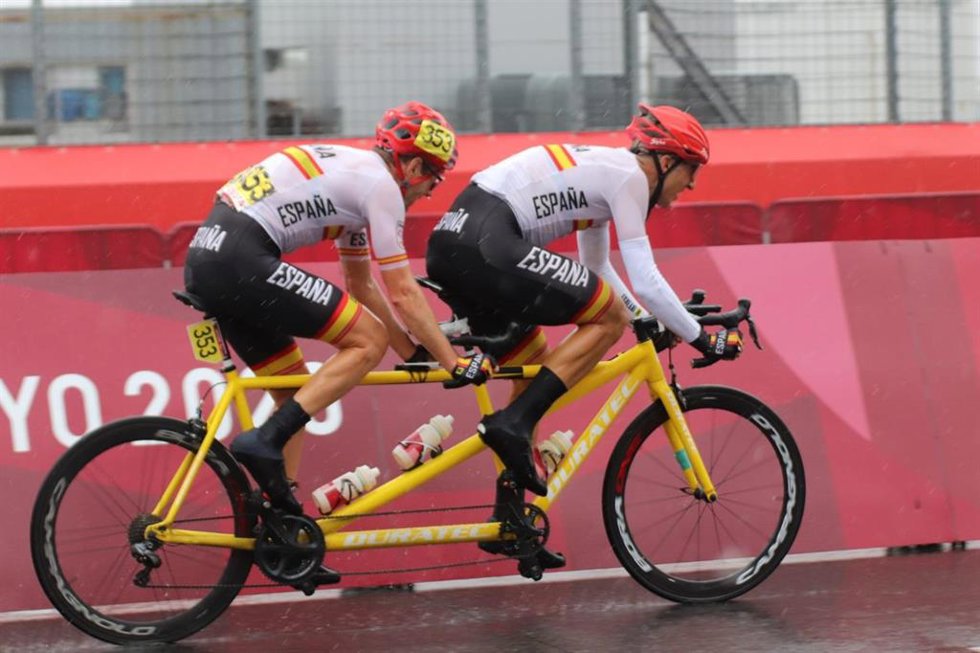 Noel Martín y Christian Venge durante la prueba de ruta del ciclismo de los Juegos Paralímpicos de Tokio