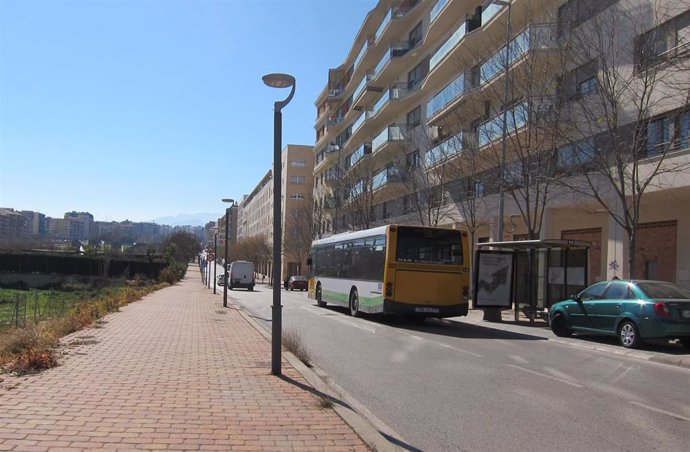 Archivo - Un autobús urbano de Jaén circula por el Bulevar.