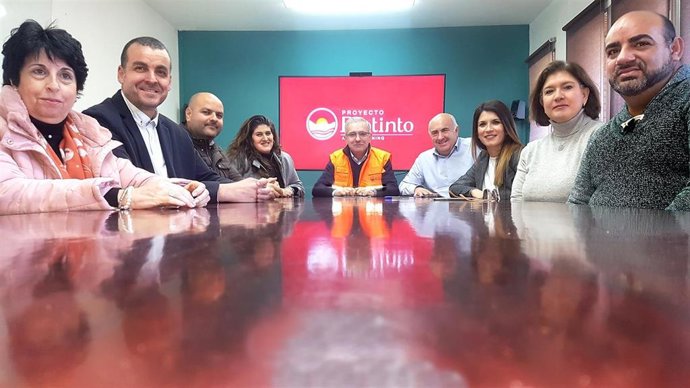 Archivo - Miembros de la Fundación Atalaya con alcaldes de la comarca de la Cuenca Minera de Huelva.