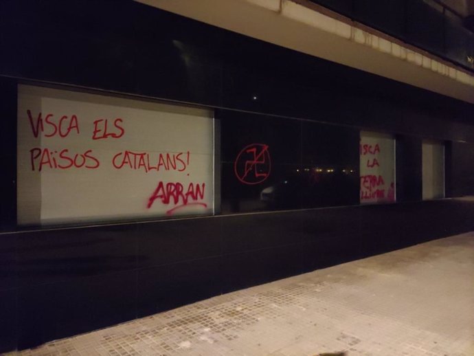 Cs lamenta el "cinqu atac" amb pintades a la seva seu de Cornell (Barcelona)