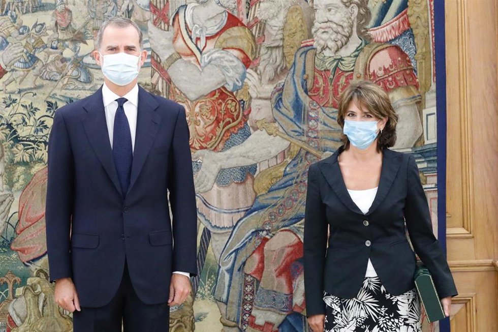 Archivo - El Rey Felipe VI recibe a la Fiscal General del Estado, Dolores Delgado, que le entrega la Memoria de la Fiscalía 2019 en vísperas de la apertura del Año Judicial.