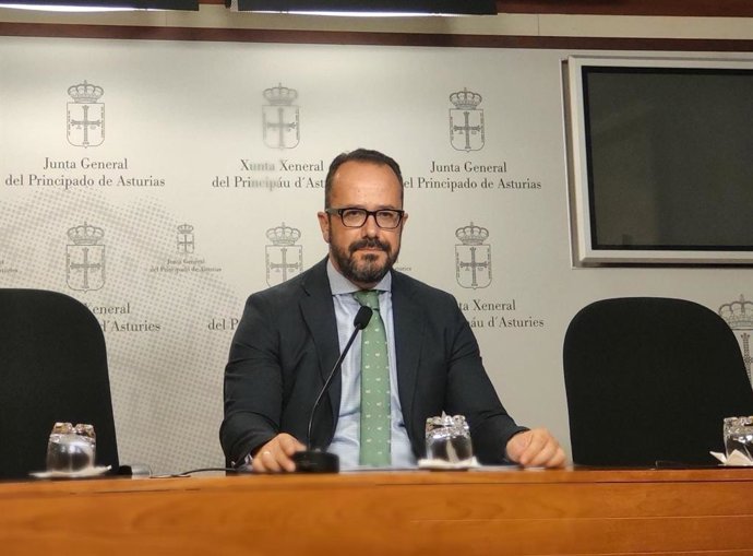 El portavoz de Vox en la Junta General del Principado de Asturias, Ignacio Blanco, comparece en rueda de prensa.