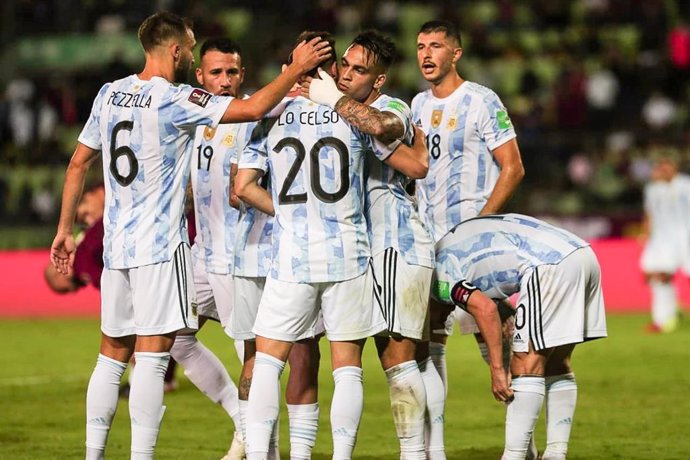 Jugadores de la selección argentina de fútbol en su partido ante Venezuela de las eliminatorias sudamericanas para el Mundial de Catar 2022