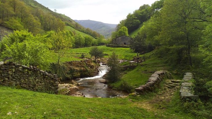 Archivo - Paisaje cántabro de los Valles Pasiegos. Viaña, en Vega de Pas. Montañas, valles, ríos. Turismo rural. Naturaleza. Medio Ambiente.