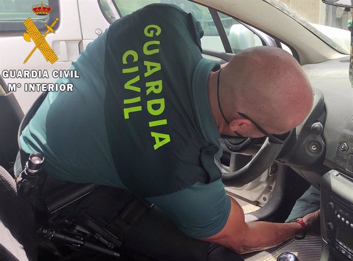 Un agente de la Guardia Civil inspecciona un vehículo (Archivo)