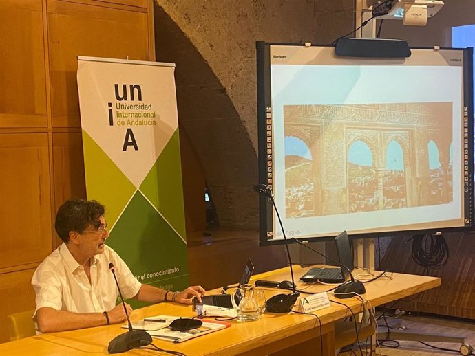 El catedrático de Composición y director de orquesta José María Sánchez-Verdú en los cursos de verano de la UNIA.