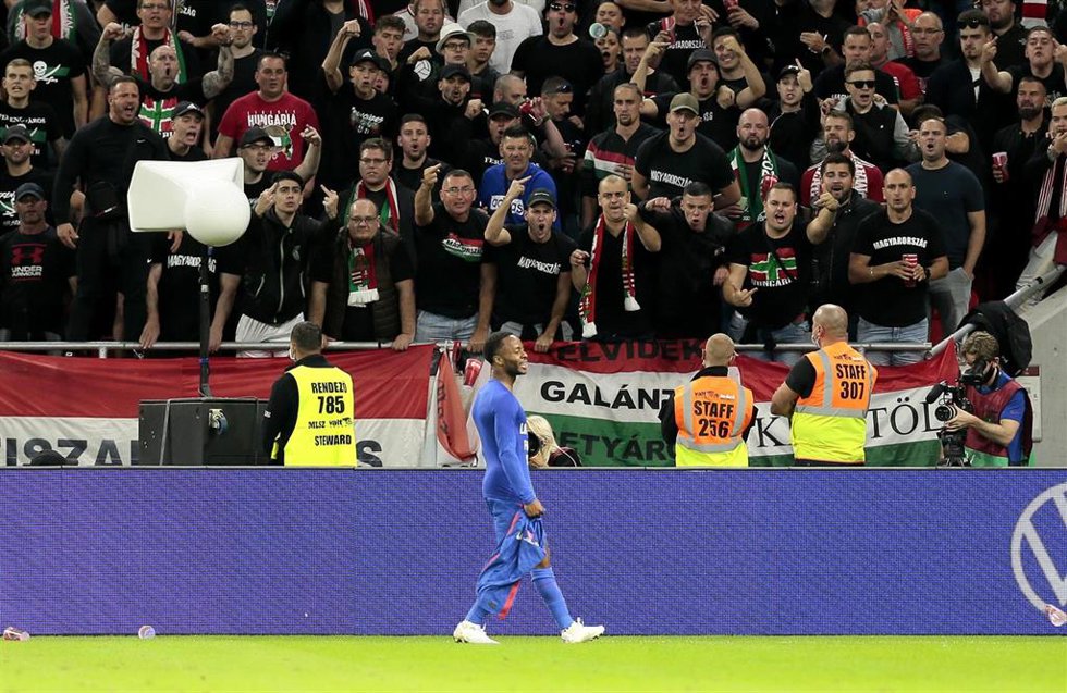 Raheem Sterling es increpado por aficionados húngaros tras anotar en el Hungría-Inglaterra de Budapest
