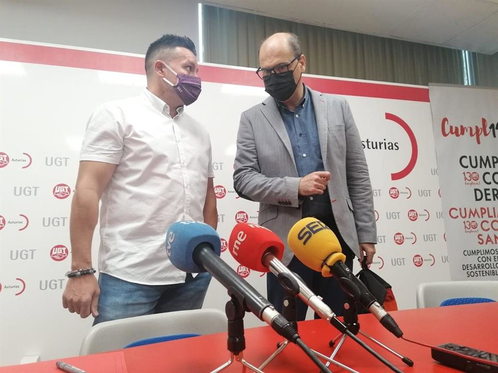 Rueda de prensa del secretario general de UGT Asturias, Javier Fernández Lanero, y del director de la Escuela de Verano Manuel Fernández López Lito, Luis Antonio Villazón.
