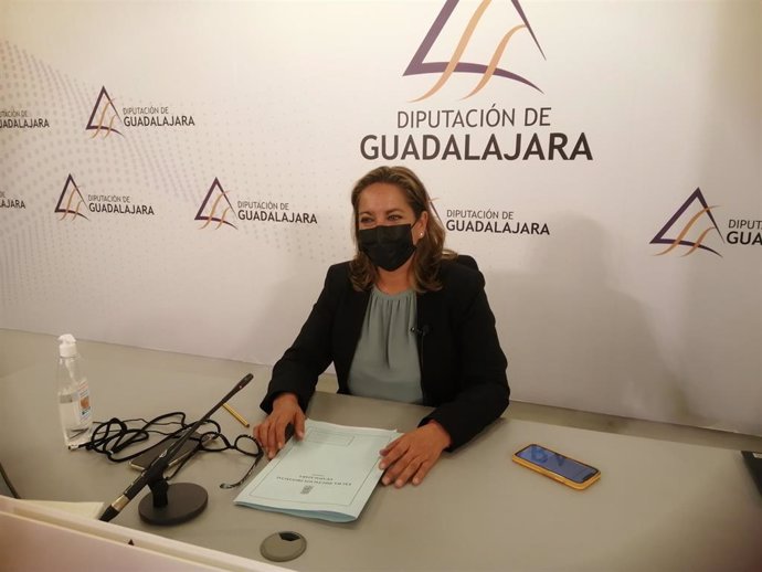 La vicepresidenta segunda de la Diputación, Olga Villanueva, presenta la programación de formación online de Dipuemplea.