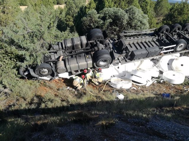 Intervención de los Bomberos de Soria en el accidente de un camión en el puerto de El Temeroso, en Calatañazor.
