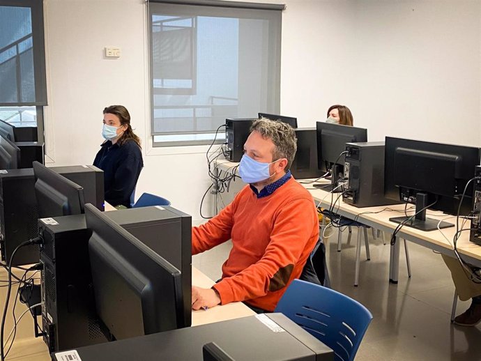 Archivo - Un grupo de personas participan en una acción formativa ofrecida por PalmaActiva.