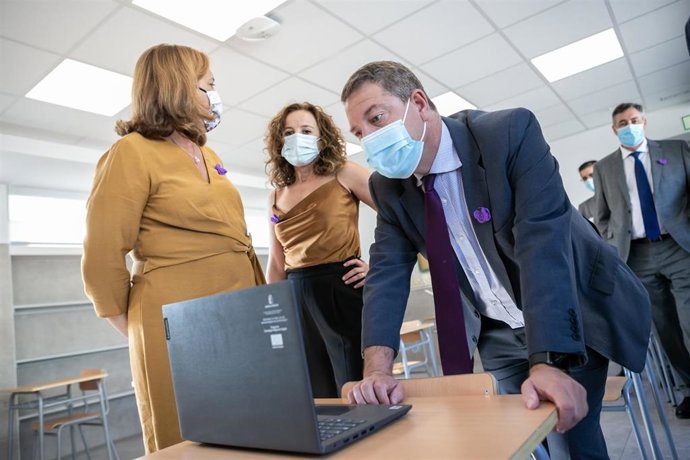 El presidente de Castilla-La Mancha, Emiliano García-Page, inaugura la reforma de la segunda fase del Centro de Educación Infantil y Primaria CEIP San Isidro de Daimiel (Ciudad Real)