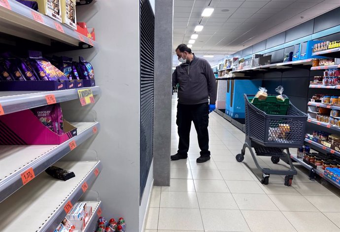 Archivo - Compradores acuden a supermercados en el segundo día laborable del estado de alarma por el coronavirus, en Madrid (España), a 17 de marzo de 2020.