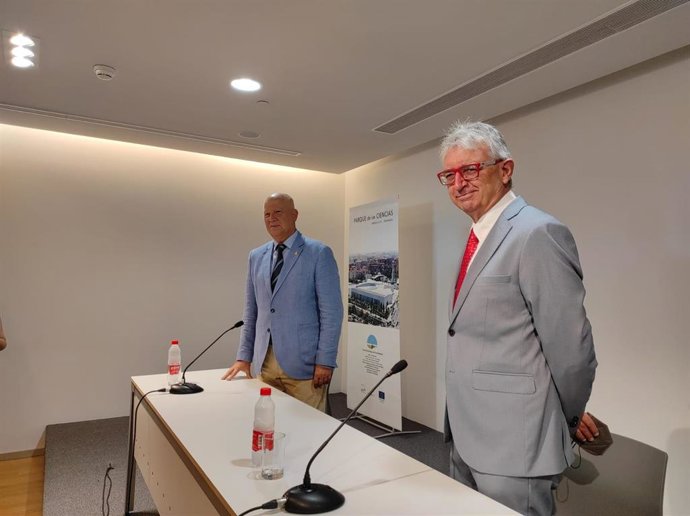 El consejero de Educación y Deporte, Javier Imbroda, y el director del Parque de las Ciencias de Granada, Luis Alcalá