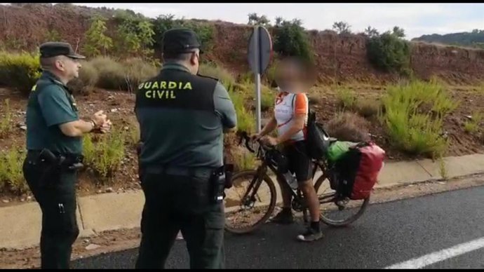 Efectivos de la Guardia Civil ayudando a un peregrino