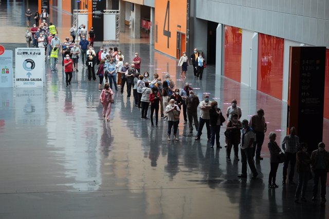 Varias personas hacen cola para recibir la vacuna contra el Covid-19 en el Bilbao Exhibition Center (BEC) de Barakaldo