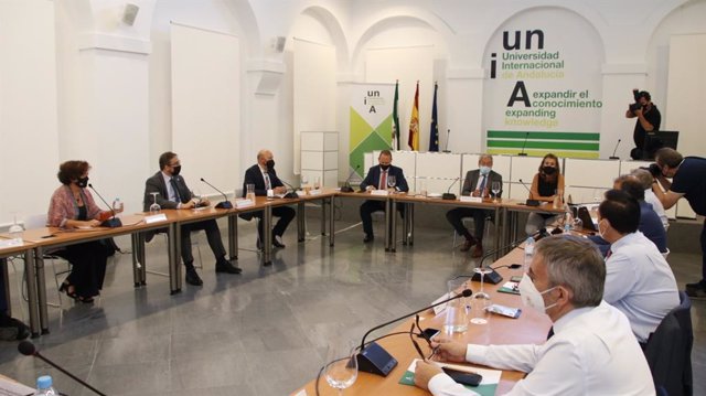 Junta y rectores apuestan por un curso con máxima presencialidad y piden al Gobierno flexibilizar medidas