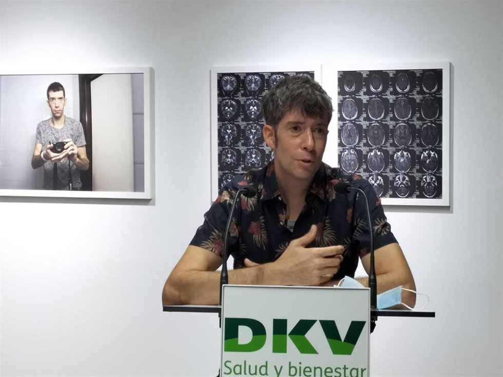 El fotógrafo Pepe Guinea, autor de la exposición 'La distancia justa', en la sala f/DKV Centro de Fotografía con causa, de Zaragoza.