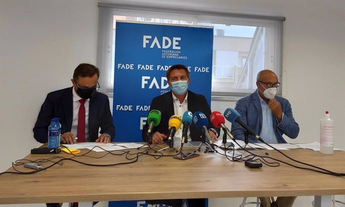 Los representantes de la mesa de turismo de FADE, José Luis Álvarez Almeida, Fernando Corral y Jaime García Martínez, presentan en rueda de prensa los datos de la campaña turística del verano en Asturias.