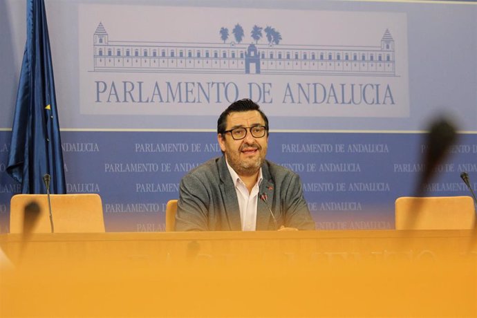 Archivo - El portavoz adjunto de Adelante Andalucía en el Parlamento andaluz, Guzmán Ahumada, en rueda de prensa en una foto de archivo.