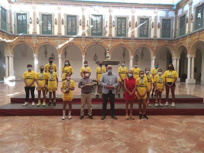 El presidente de la Diputación, Antonio Ruiz (centro), en el reconocimiento al Club Femenino de Baloncesto Tadisur.