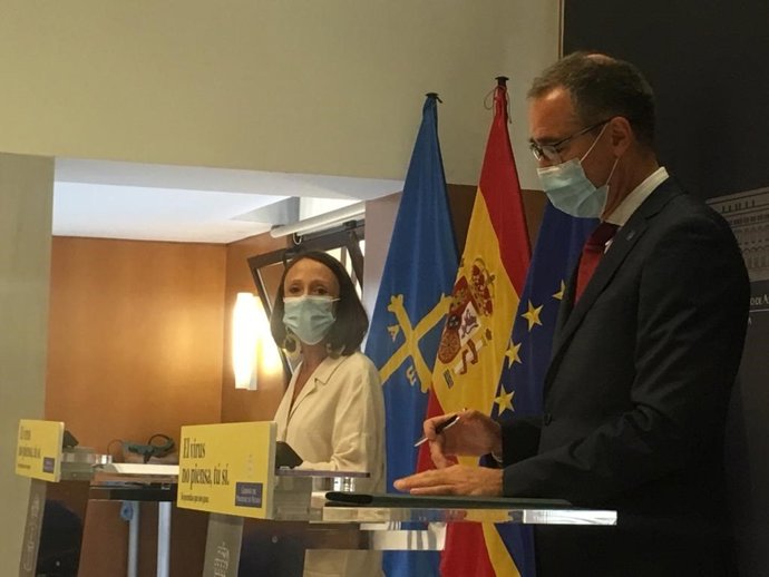 La portavoz del Gobierno del Principado, Melania Álvarez, y el consejero de Salud, Pablo Fernández Muñiz