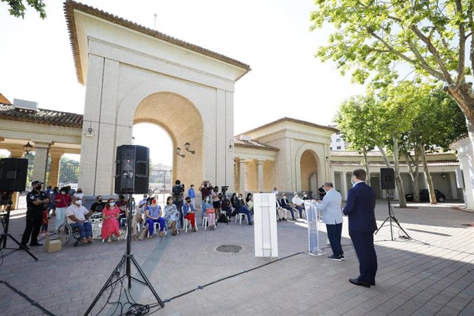 El alcalde, Emilio Saez, en la presentación de la programación de la 'no feria' de Albacete.