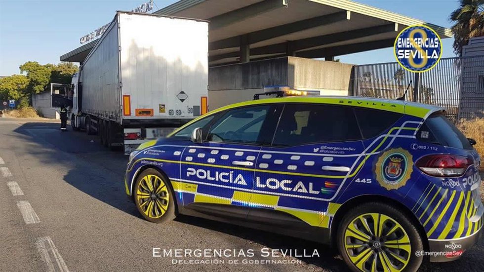 Camión inmovilizado por la Policía Local