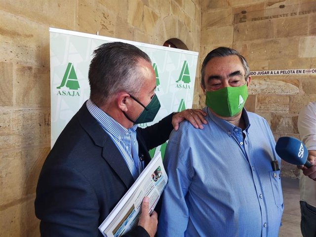 A la izda, Donaciano Dujo junto al presidente de Asaja Soria, Carmelo Gómez.