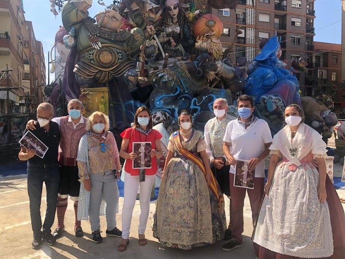 El presidente del PPCV, Carlos Mazón,  visita  junto a la secretaria general del PPCV María José Catalá, la falla lAntiga de Campanar