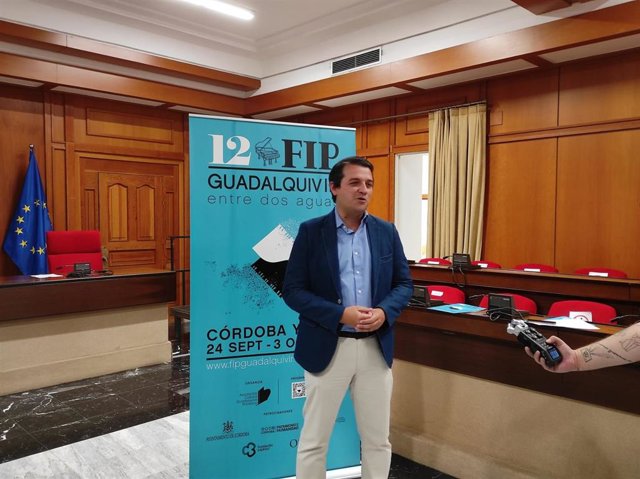 El alcalde de Córdoba, José María Bellido, atiende a los medios de comunicación.