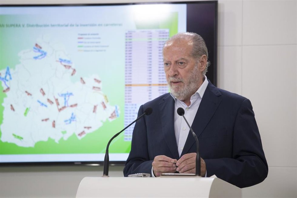 Archivo - El presidente de la Diputación de Sevilla, Fernando Rodríguez Villalobos, en una imagen de archivo durante una rueda de prensa