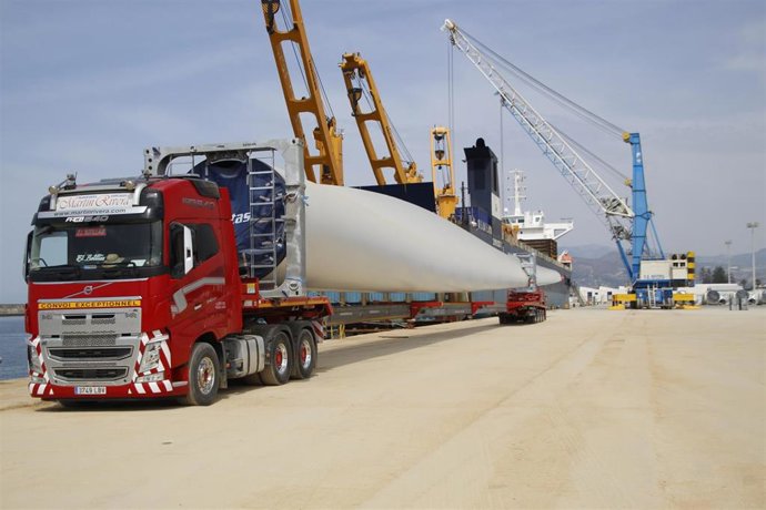 Operativa de eólicos en el muelle de las Azucenas