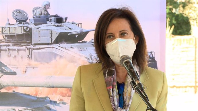 La ministra de Defensa, Margarita Robles, en declaraciones a los medios durante su visita a la Brigada Extremadura XI, en la Base General Menacho de Bótoa (Badajoz)