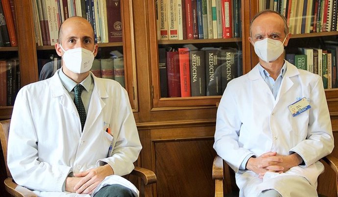Álvaro Iglesias-Puzasel y Eduardo López-Bran, dermatólogos del Hospital Clínico San Carlos.