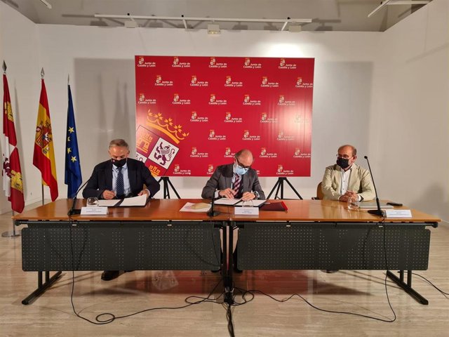 Firma del convenio entre los máximos responsables de la Consejería de Cultura y Turismo y la Universidad de Valladolid.